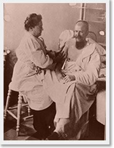 Массаж руки раненого, 1914 г.